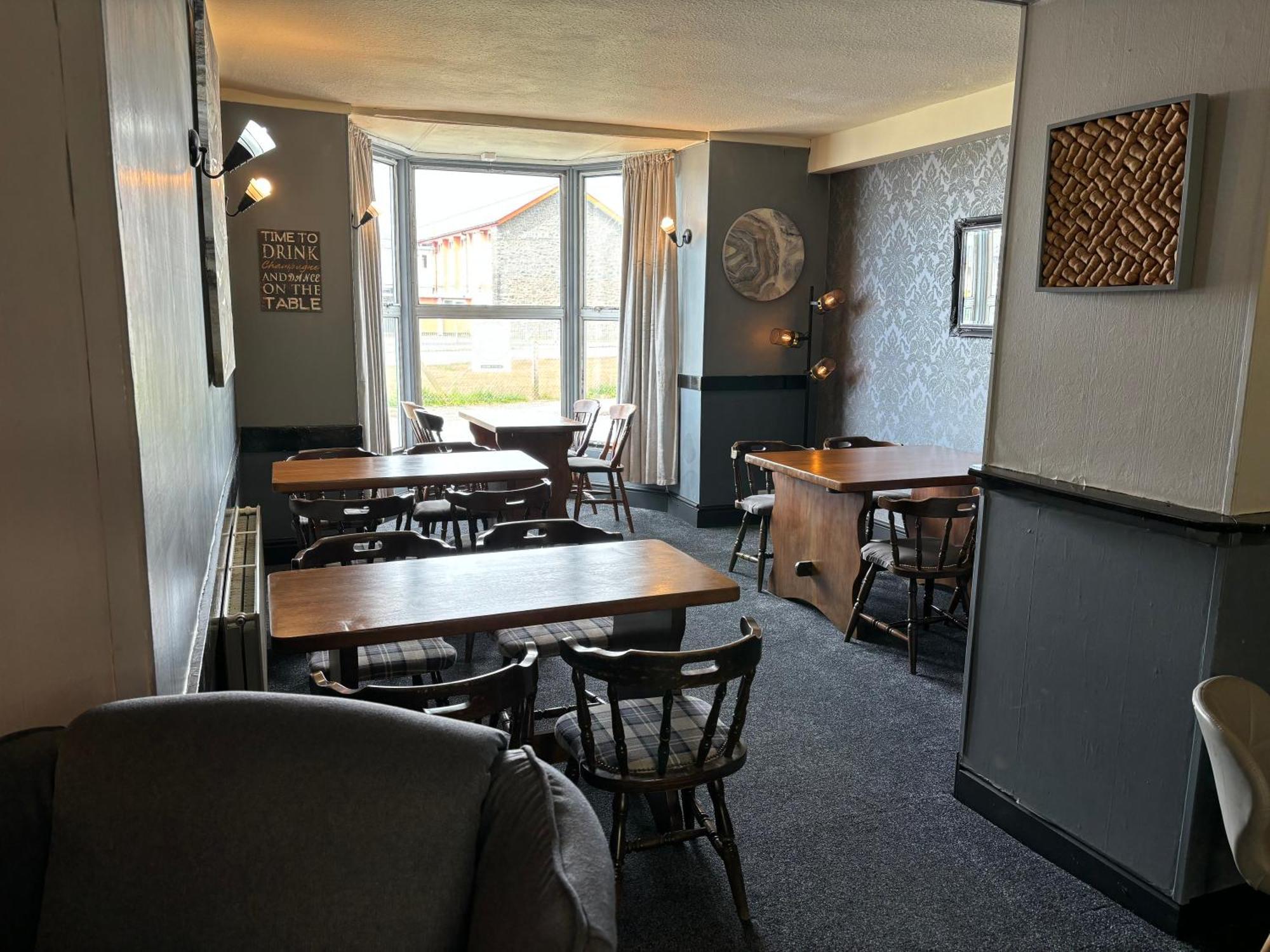 The Queens Hotel Harlech Bagian luar foto