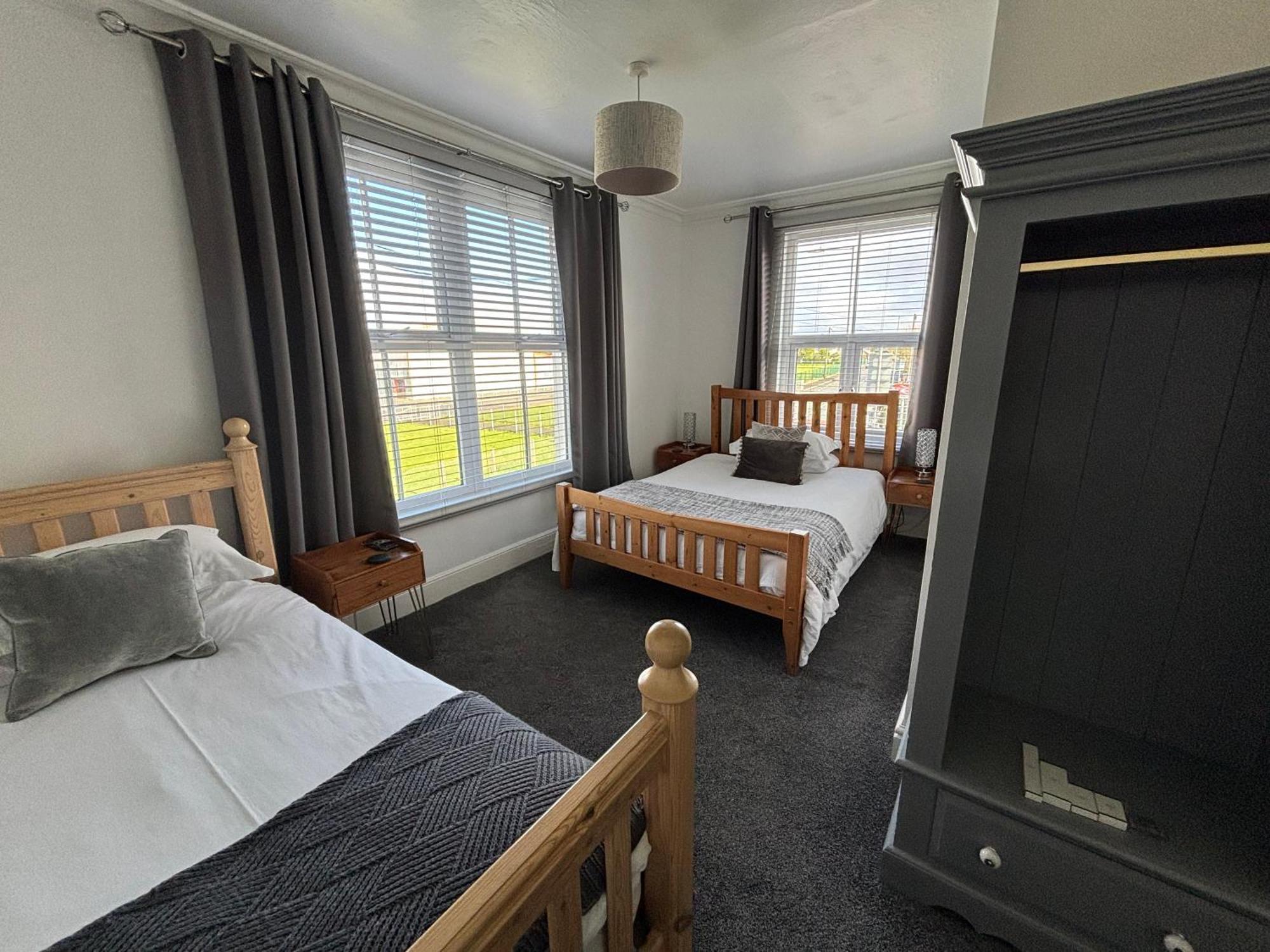The Queens Hotel Harlech Bagian luar foto